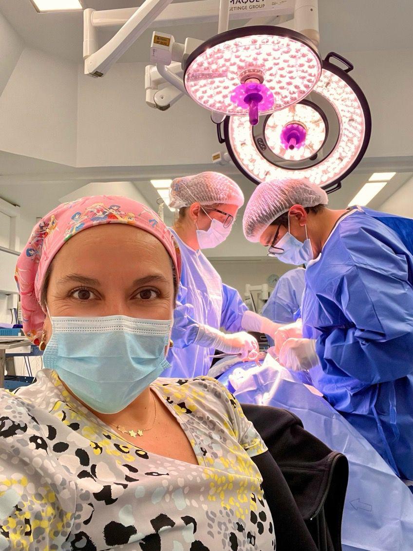 Dra. Paula Echeverría junto a su equipo durante un procedimiento de sedación endovenosa
